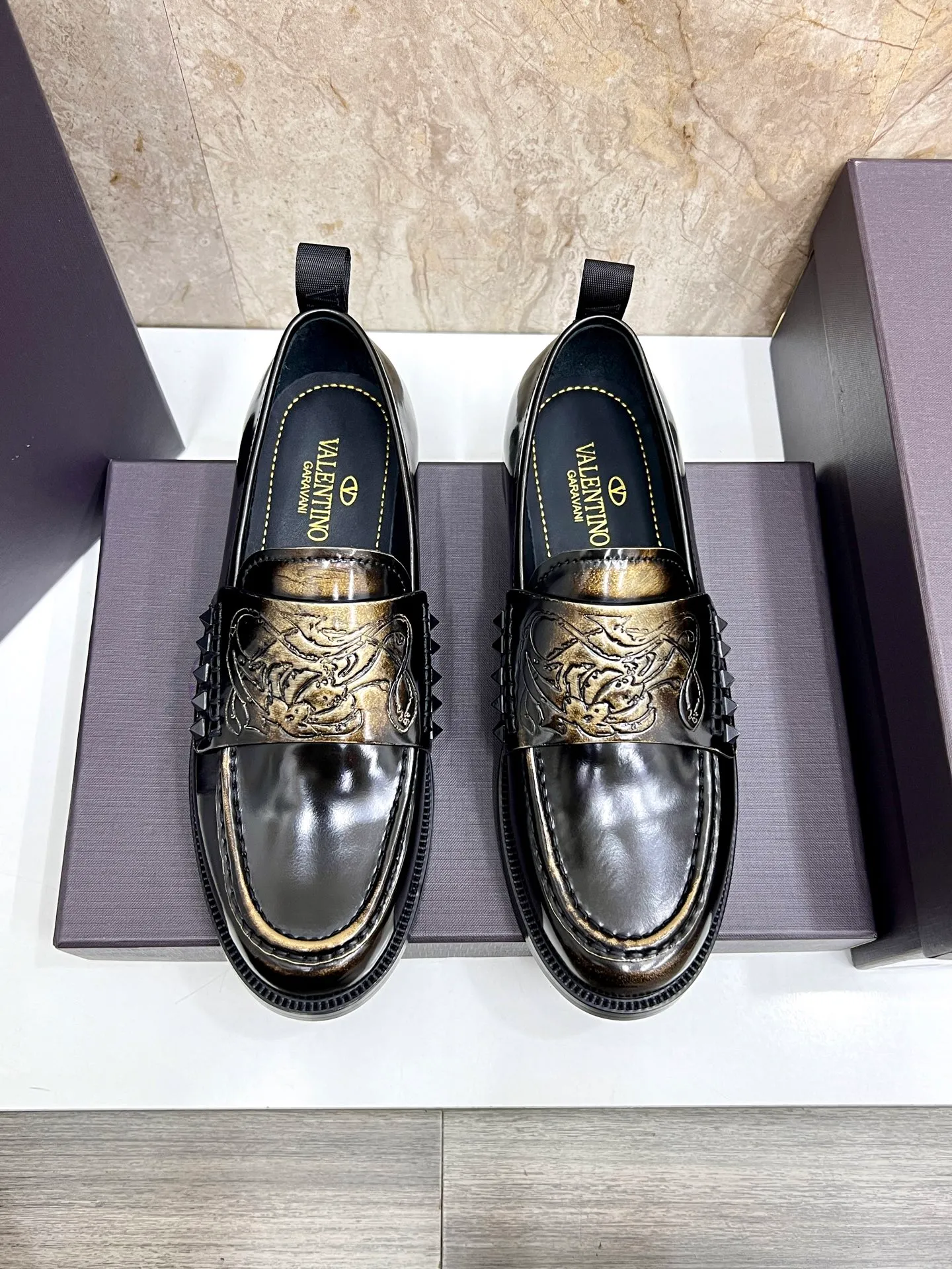 Men's men's shoes💰780 Valentino New men's V logo micro-label business casual loafers. These Derby loafers are made of imported cowhide leather. They are light in texture and cool in style. The uppers are decorated with brand logo buckles, showing off the big-name style! The lines reveal novel urban trends. The toe is round and full, and the rubber foam sole and triple protruding leather welt complement each other. It is extremely fashionable and charming, with dyed calfskin lining, genuine leather feet, and standard logo decoration. It is simple yet elegant. It has a classic European and American loose style and is extremely comfortable on the feet. Size: 39-44 (customized at 38.45.46)